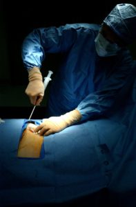 Primeira sala limpa para manipulação de medula óssea no Brasil: imagem de cirurgia