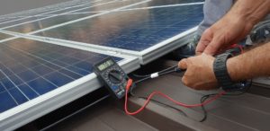 Instalação de painéis solares em Curitiba: técnico instalando painel