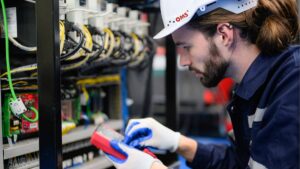 Laudo elétrico em Curitiba: imagem de técnico analisando quadro elétrico com aparelho