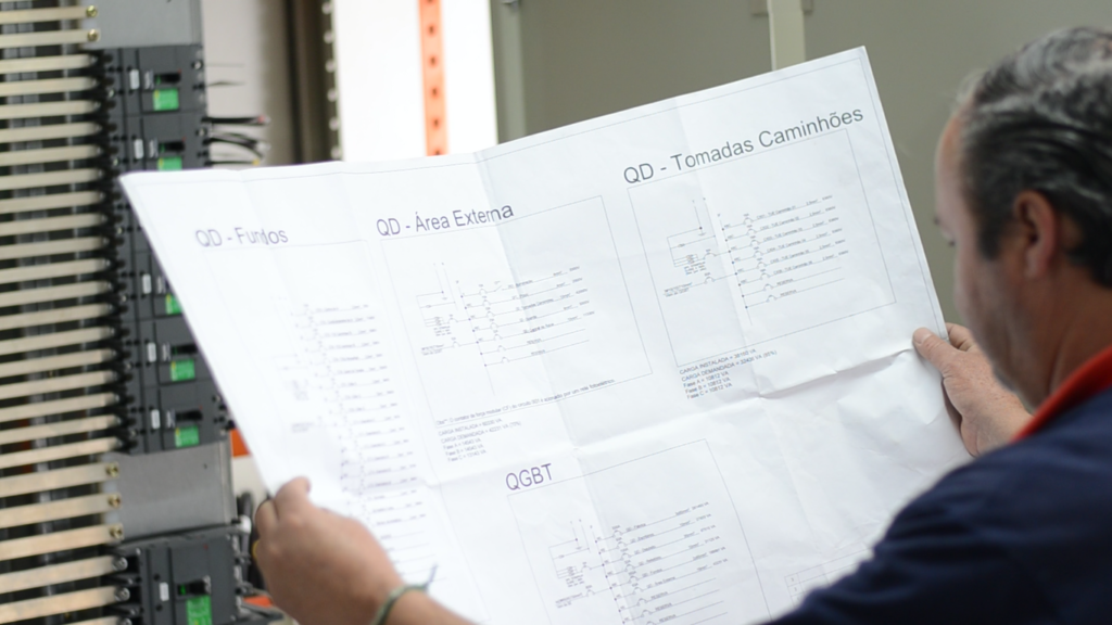 Foto: Quadro elétrico em Curitiba: imagem de técnico com projeto de quadro elétrico