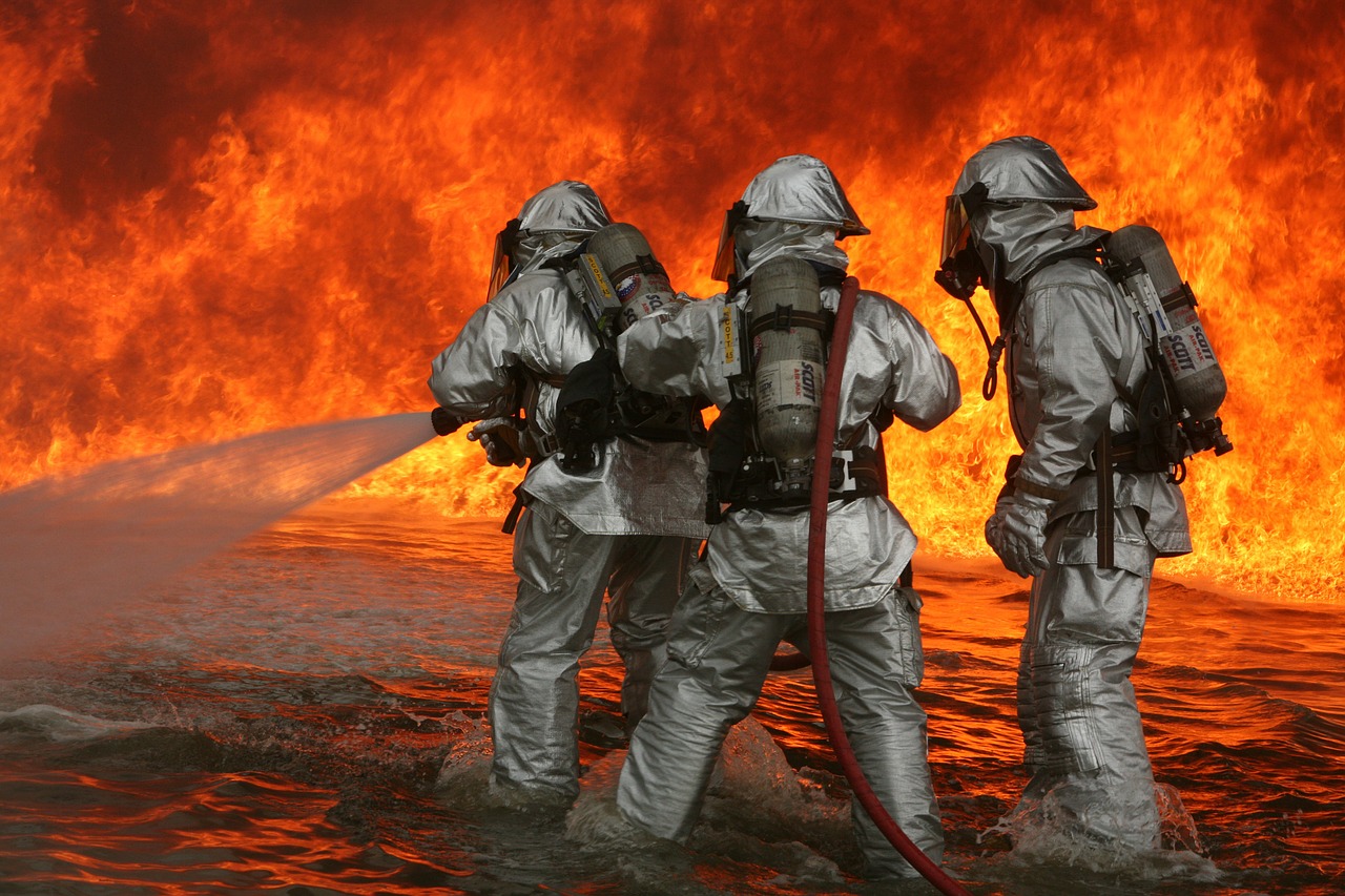 Prevenção de incêndio em Curitiba: imagem de bombeiros em incêndio 