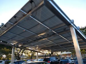 carport solar: imagem de carport com veículos