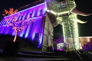 Iluminação de fachadas: imagem de fachada decorativa iluminada com LED RGB