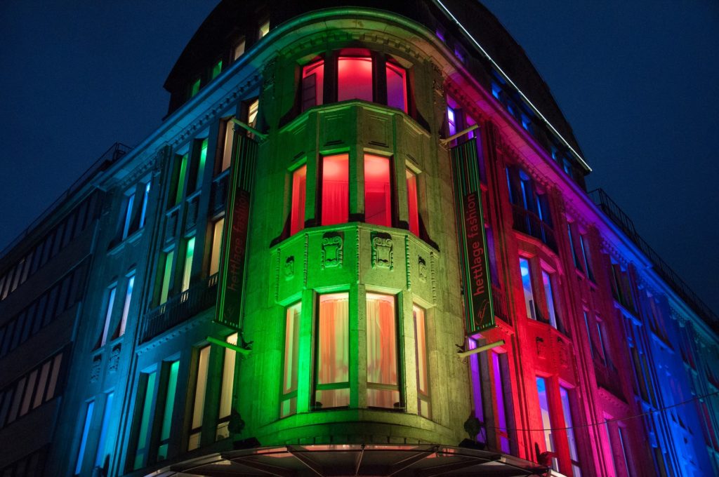 Iluminação de fachadas: imagem de fachada com iluminação LED RGB