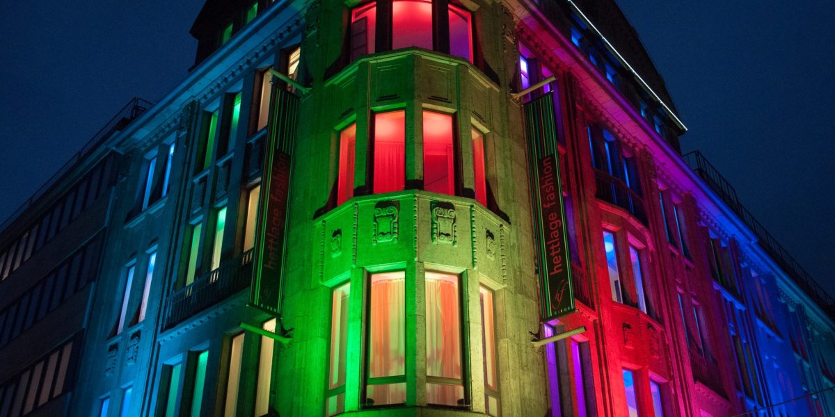 Iluminação de fachadas: imagem de fachada com iluminação LED RGB