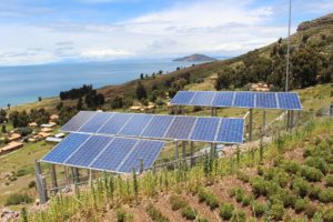 Projeto de eficiência energética: imagem de painéis solares no campo