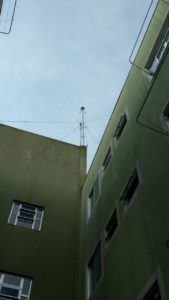 Laudo SPDA: imagem de para-raios ionizante no topo de edifício