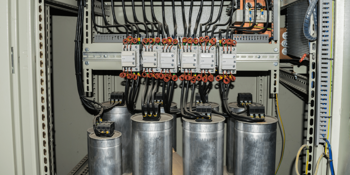 Banco de capacitores: como corrigir o baixo fator de potência