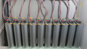 Banco de capacitores: imagem de capacitores