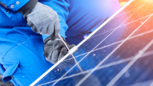 Instalação de usina solar fotovoltaica: detalhe mão fixando painel solar