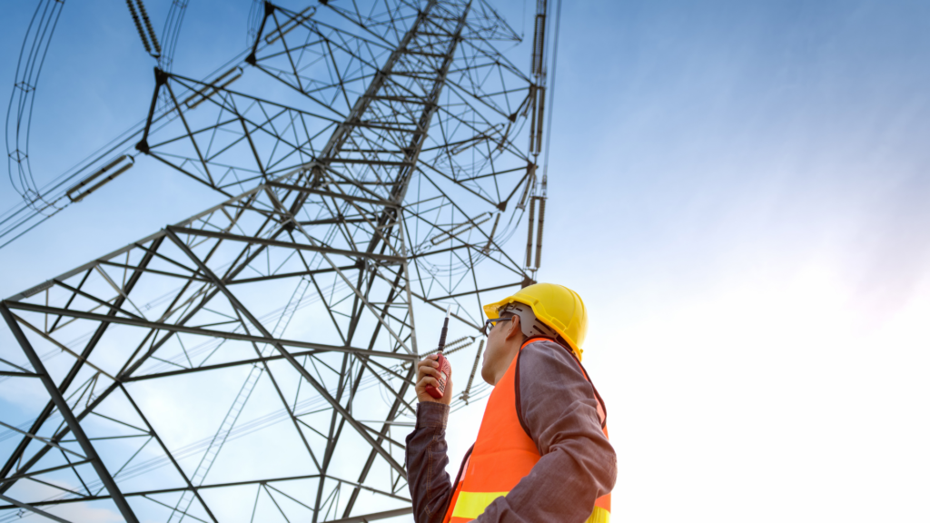 Instalação e manutenção de SPDA: imagem de eletricista em torre 