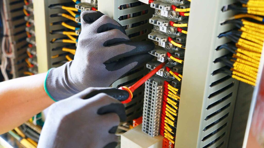 A manutenção elétrica preventiva é um conjunto de procedimentos de avaliação da infraestrutura elétrica que deve ser realizado periodicamente para detectar falhas antes que elas aconteçam.