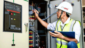 Laudo de instalações elétricas: técnico realizando laudo elétrico