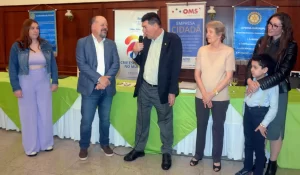 Oms recebe banner de empresa cidadã