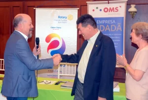 Oms recebe banner de empresa cidadã