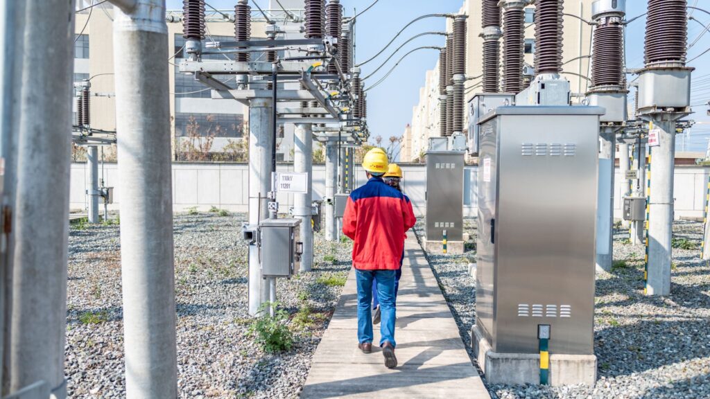 PROJETOS DE SUBESTAÇÃO DE ENERGIA: imagem de operadores em subestação industrial