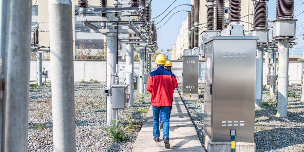 PROJETOS DE SUBESTAÇÃO DE ENERGIA: imagem de operadores em subestação industrial