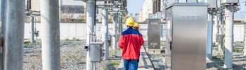 PROJETOS DE SUBESTAÇÃO DE ENERGIA: imagem de operadores em subestação industrial