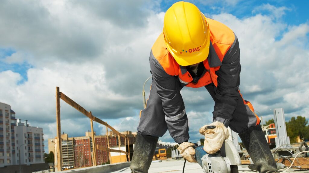 Reforma e construção de prédios administrativos: imagem de pedreiro trabalhando em obra