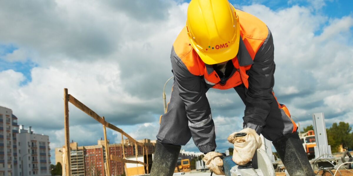Reforma e construção de prédios administrativos: imagem de pedreiro trabalhando em obra