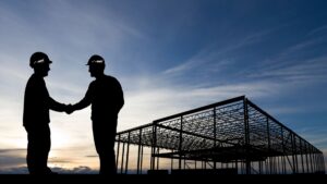 Obras corporativas em Curitiba: imagem de obras com homens apertando as mãos